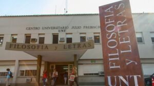 La UNT repudió la presencia de policías en Filosofía y Letras y exigió explicaciones